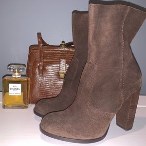 704b SUEDE BOOTIES